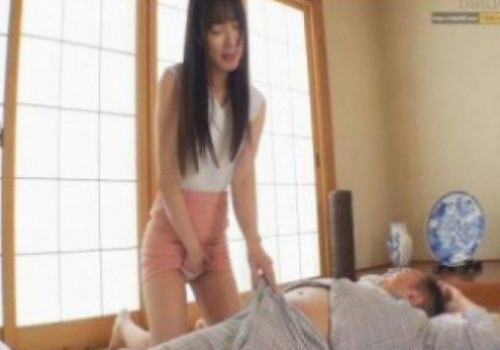 好色的儿媳妇走进公公的房间，提议发生性关系