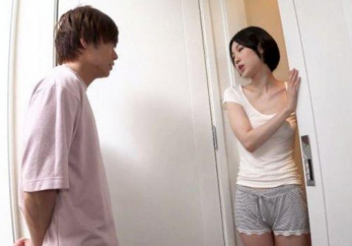他感到无聊或冷落了妻子，于是引诱自己的挚友与他发生了婚外情